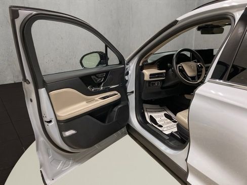 Used 2025 Lincoln Corsair Reserve image 9