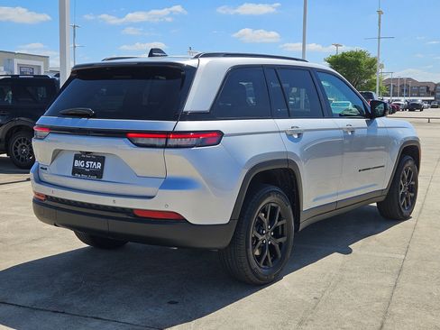 Used 2025 Jeep Grand Cherokee Altitude AWD/4WD image 3