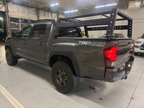 Used 2019 Toyota Tacoma TRD Off-Road image 12