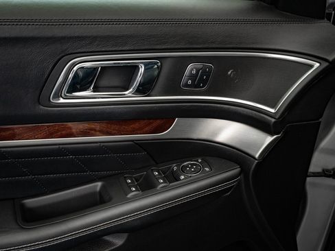 Used 2017 Ford Explorer Platinum image 29