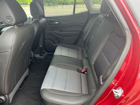 Used 2025 Chevrolet Trax LT w/ LT Convenience Package FWD image 23