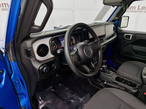 Used 2025 Jeep Gladiator Sport image 9