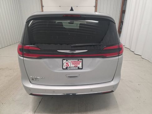 Used 2024 Chrysler Pacifica Touring-L image 4