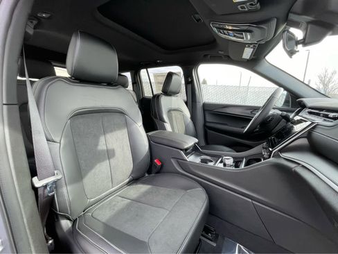 New 2025 Jeep Grand Cherokee Altitude image 29