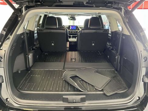 Used 2023 Toyota Highlander XLE image 14