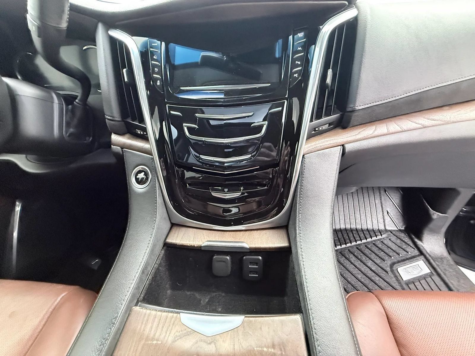 Used 2018 Cadillac Escalade Premium Luxury AWD/4WD image 13