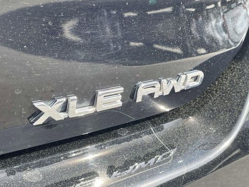 Used 2023 Toyota Highlander XLE image 10