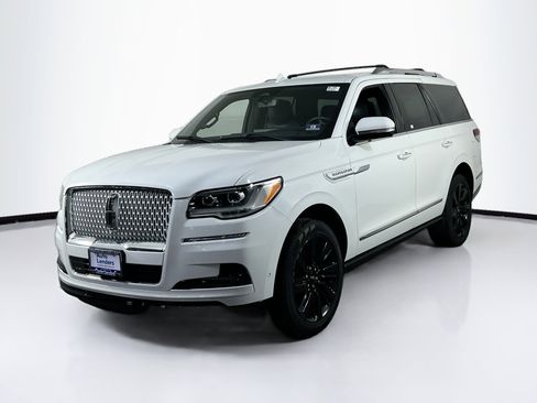 Used 2022 Lincoln Navigator Reserve image 1