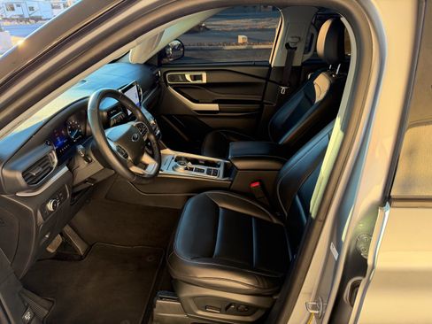 Used 2022 Ford Explorer XLT w/ Equipment Group 202A image 16