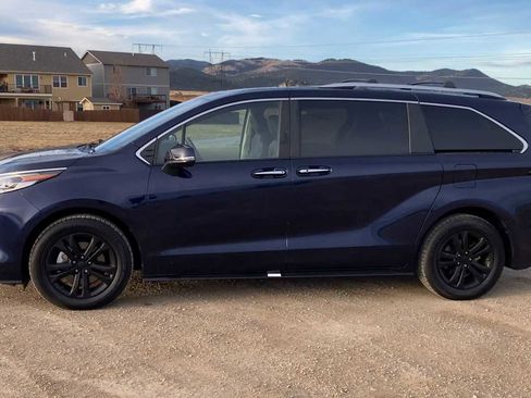 Used 2022 Toyota Sienna Platinum image 5