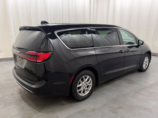 Used 2025 Chrysler Pacifica Select FWD image 2