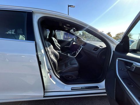 Used 2016 Volvo V60 T5 Platinum image 13