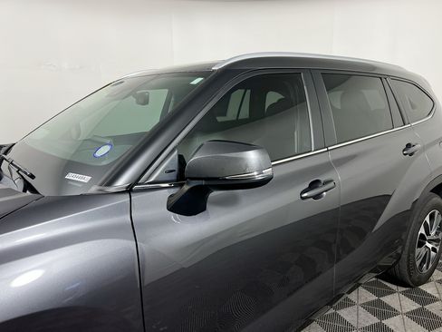 Used 2024 Toyota Highlander XLE FWD image 12