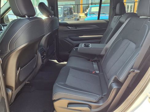 New 2025 Jeep Grand Cherokee L Laredo image 11
