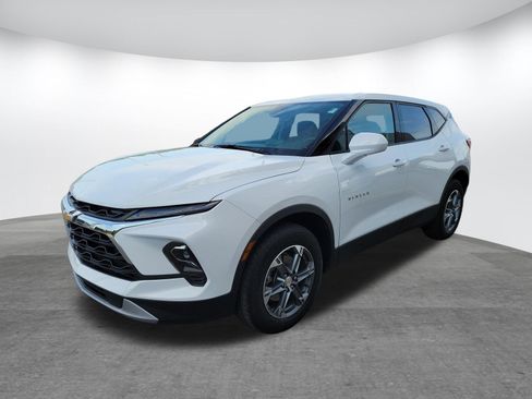 Used 2025 Chevrolet Blazer LT FWD image 3