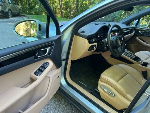 Used 2025 Porsche Macan AWD/4WD image 4