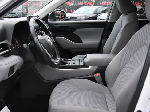 Used 2022 Toyota Highlander LE AWD/4WD image 18