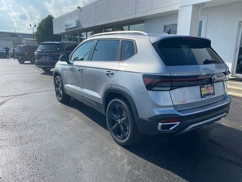 New 2025 Volkswagen Taos SEL image 11