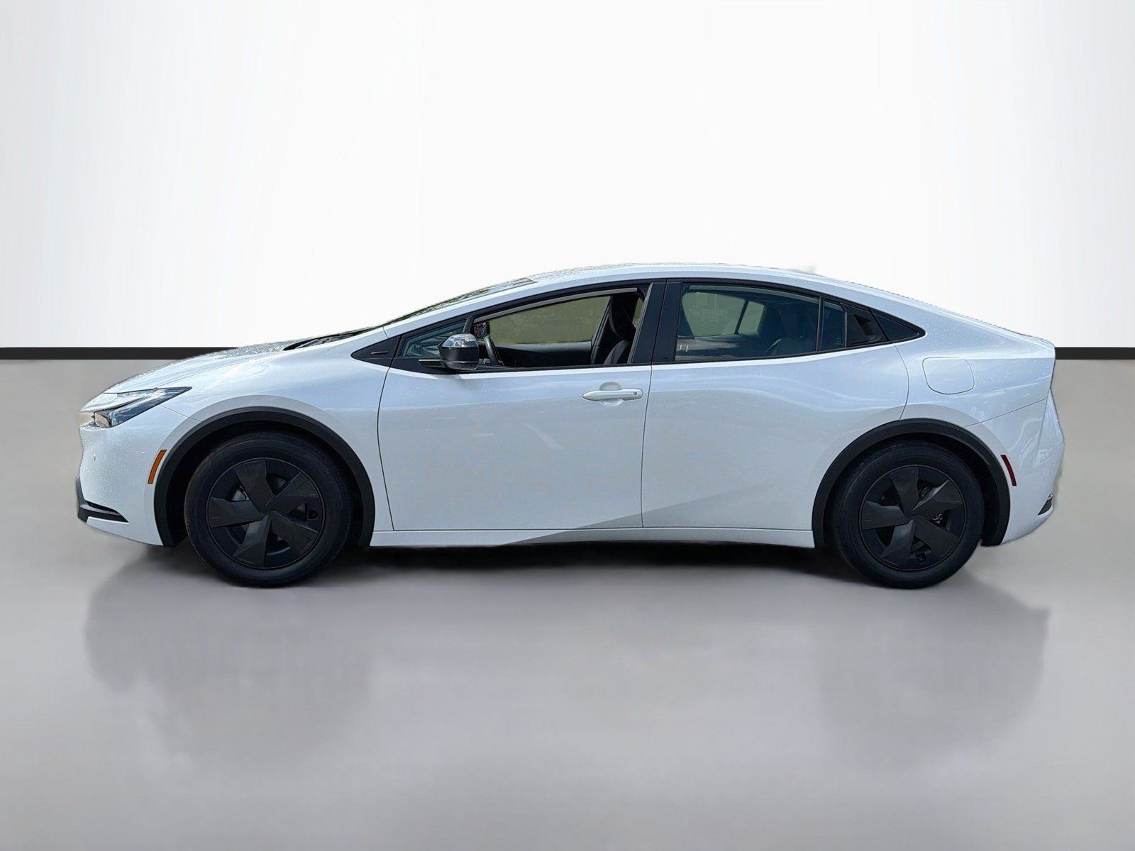 Used 2025 Toyota Prius LE FWD image 8