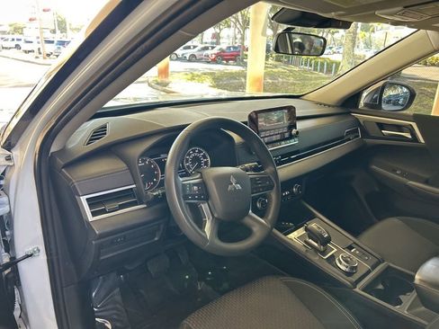 Used 2022 Mitsubishi Outlander ES image 6