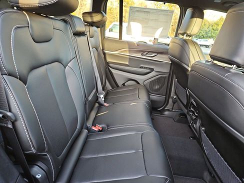 New 2025 Jeep Grand Cherokee Limited w/ Luxury Tech Group II image 17