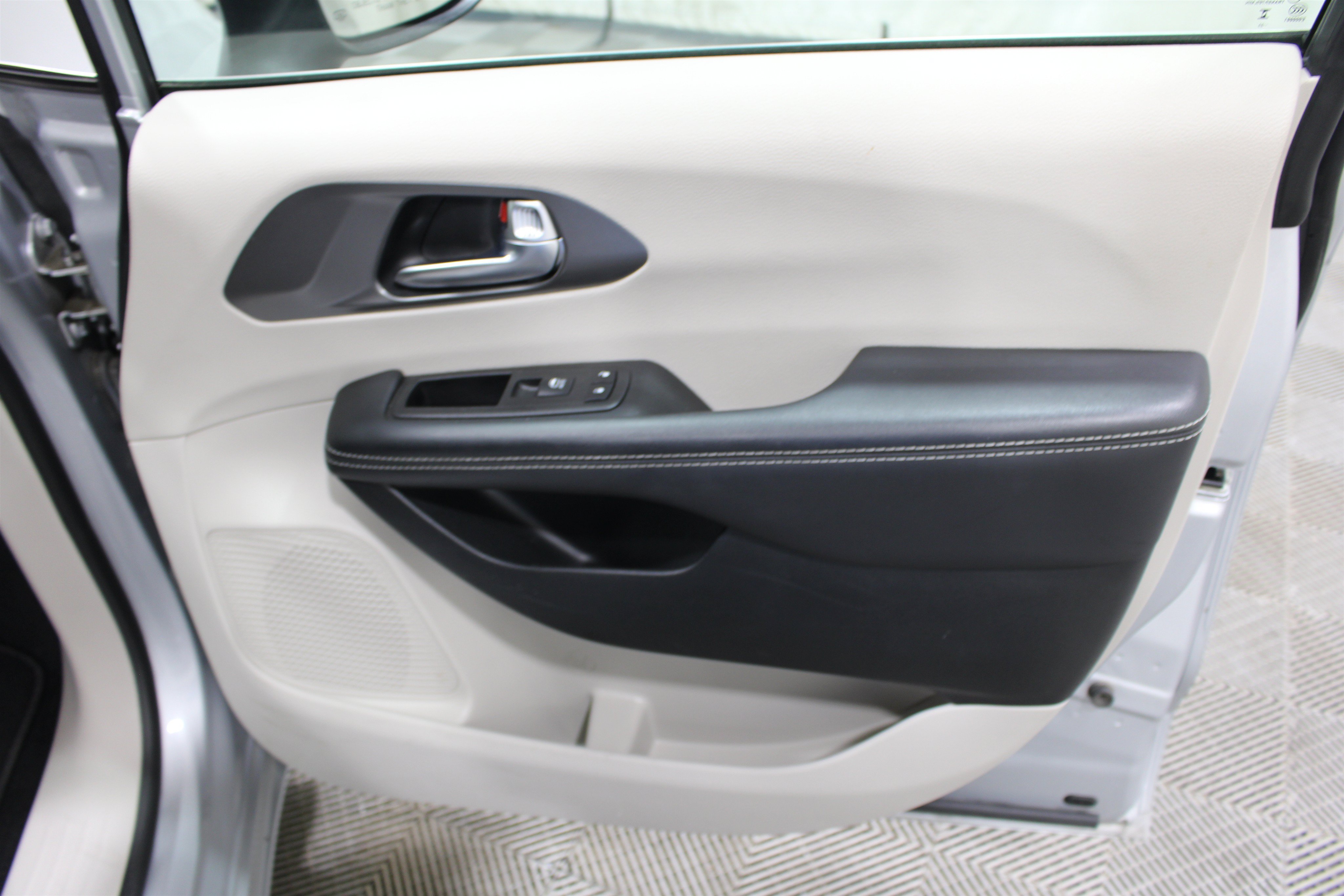 Used 2023 Chrysler Pacifica Touring-L FWD image 28