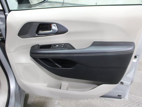 Used 2023 Chrysler Pacifica Touring-L FWD image 28