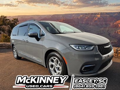 Used 2023 Chrysler Pacifica Limited w/ Uconnect Theater Family Group