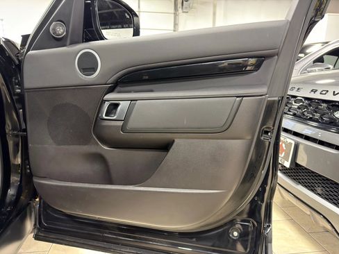 Used 2018 Land Rover Discovery SE image 33