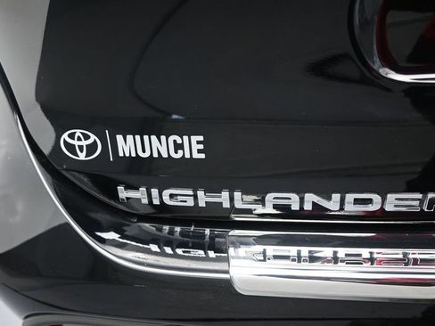 Used 2023 Toyota Highlander L FWD image 40