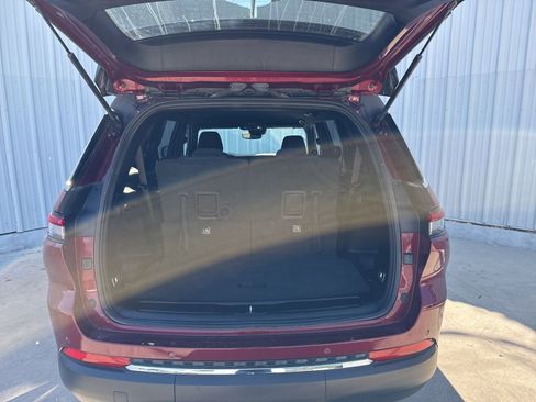 Used 2024 Jeep Grand Cherokee L Laredo image 8