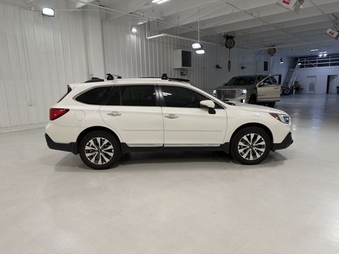 Used 2019 Subaru Outback 2.5i Touring AWD/4WD image 6