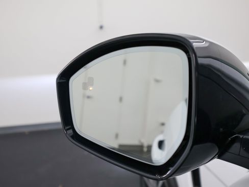 Used 2021 Jaguar F-PACE SVR image 17