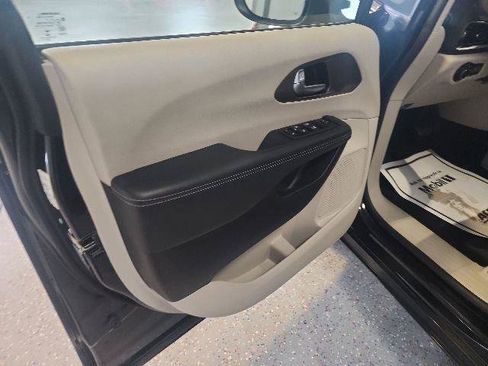 Used 2023 Chrysler Voyager LX FWD image 10