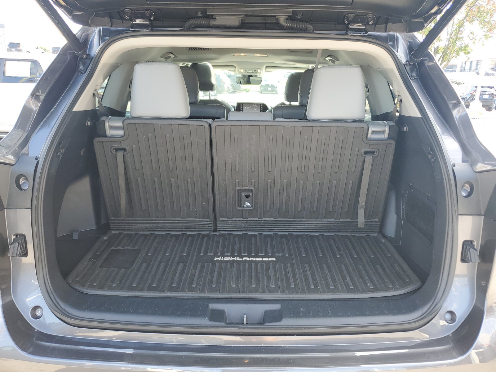 Used 2022 Toyota Highlander XLE AWD/4WD image 9