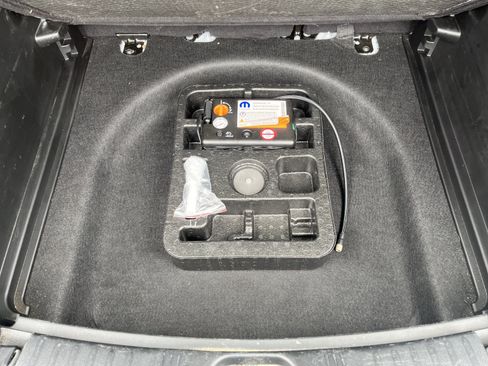 Used 2025 Jeep Compass Latitude w/ Sun & Sound Group AWD/4WD image 11