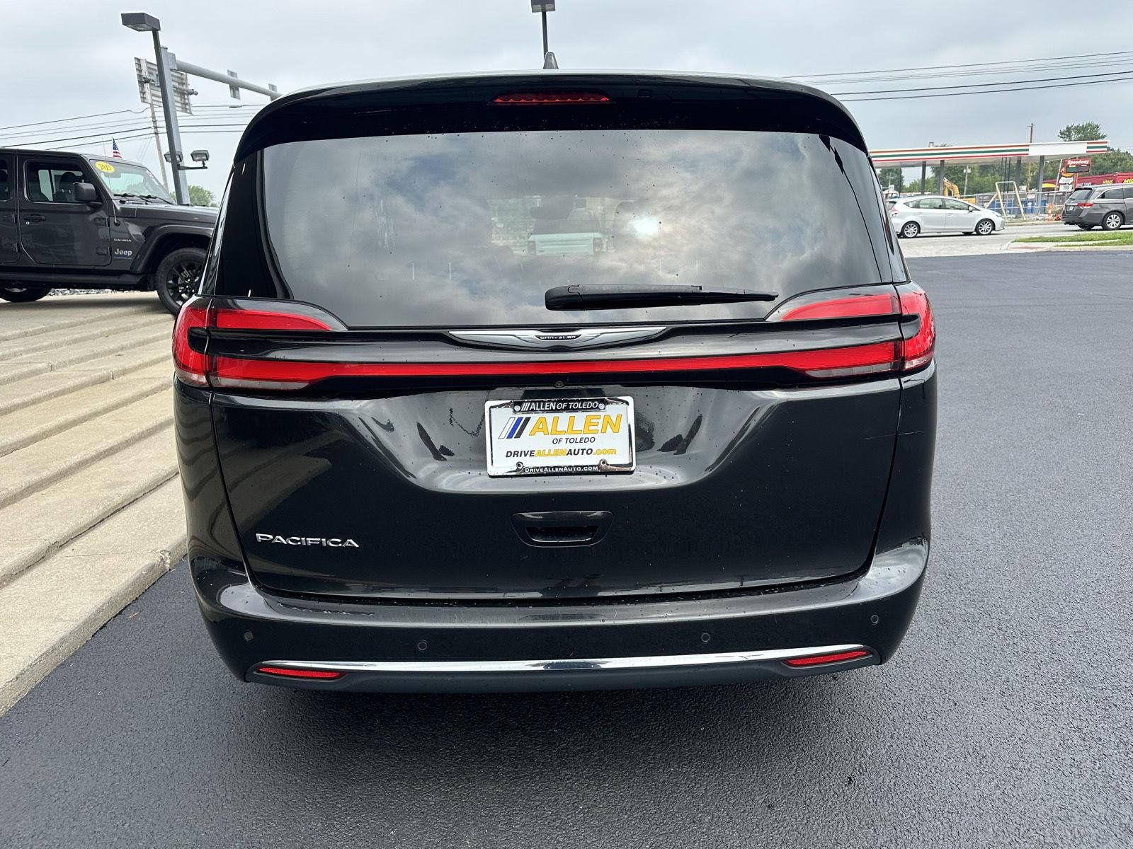 Used 2023 Chrysler Pacifica Touring-L FWD image 9