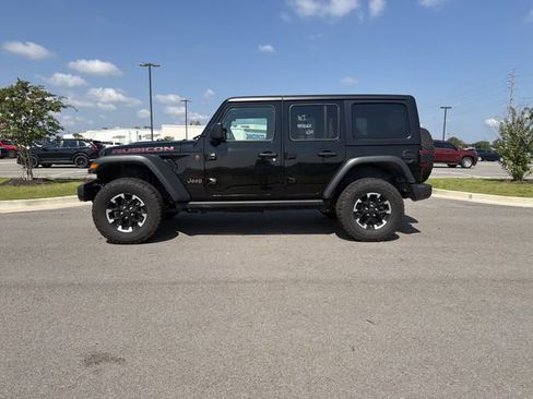 Used 2025 Jeep Wrangler Unlimited Rubicon AWD/4WD image 2