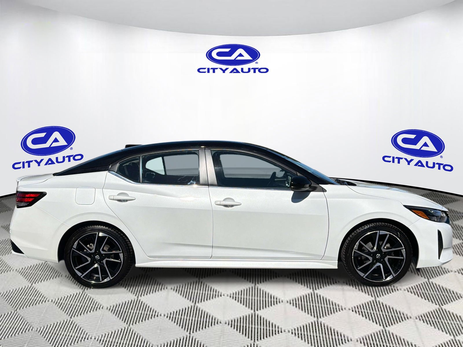 Used 2025 Nissan Sentra SR FWD image 2