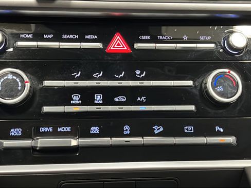 Used 2024 Hyundai Santa Fe SE AWD/4WD image 17
