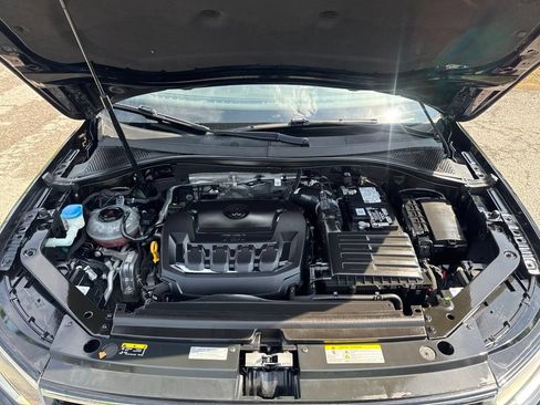 Certified 2022 Volkswagen Tiguan SE R-Line FWD image 8