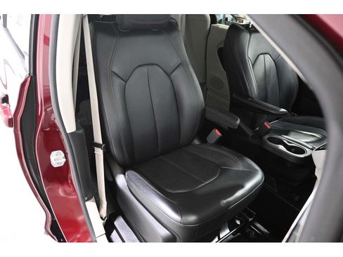 Used 2018 Chrysler Pacifica Touring-L FWD image 16