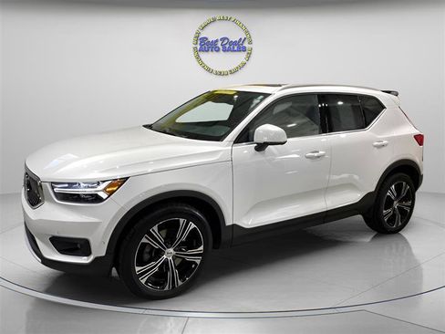 Used 2019 Volvo XC40 T4 Inscription FWD image 1