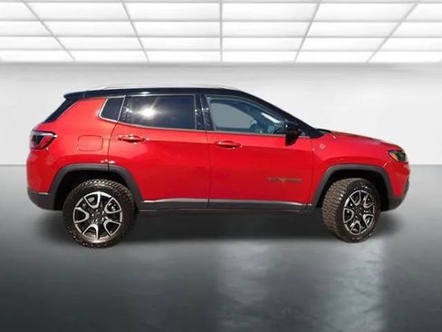 Used 2025 Jeep Compass Trailhawk AWD/4WD image 4
