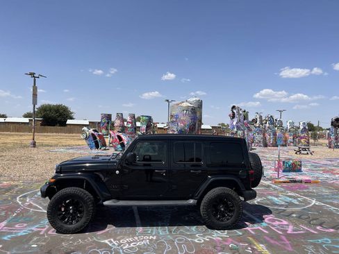Used 2019 Jeep Wrangler Unlimited Sahara AWD/4WD image 12