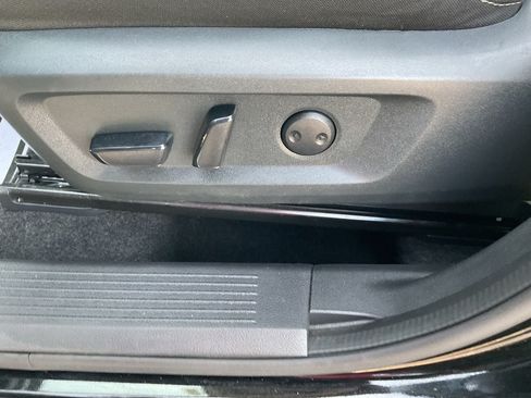 Used 2025 Nissan Rogue SV FWD image 9