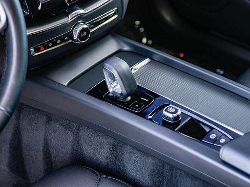 Used 2025 Volvo XC60 B5 Core image 22