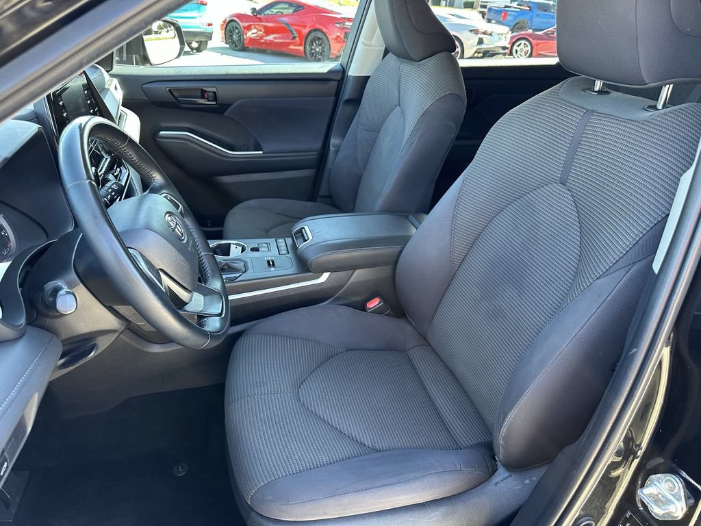 Used 2022 Toyota Highlander LE FWD image 22