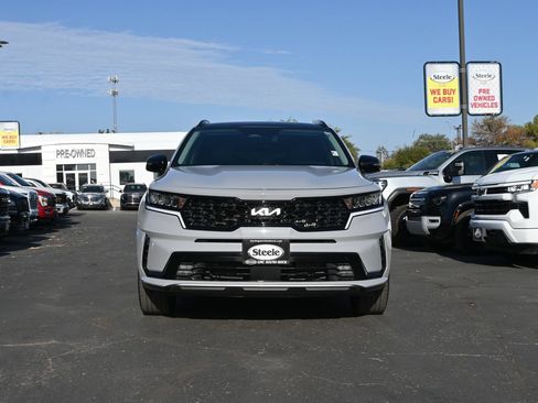 Used 2023 Kia Sorento EX w/ Panoramic Sunroof Package FWD image 2