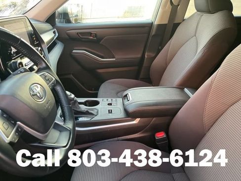 Used 2024 Toyota Highlander LE FWD image 9